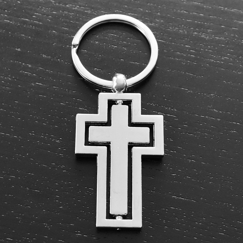 Porte-clés croix chrétienne sur pivot argentée