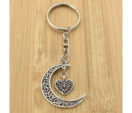 Porte-clés lune et coeur ciselé argenté