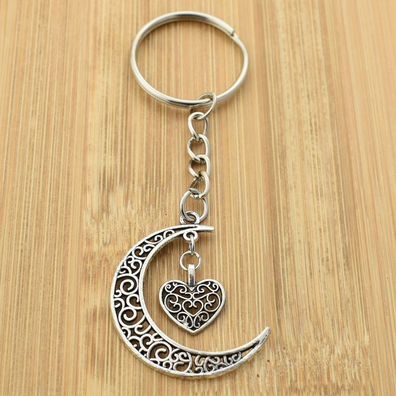 Porte-clés lune et coeur ciselé argenté