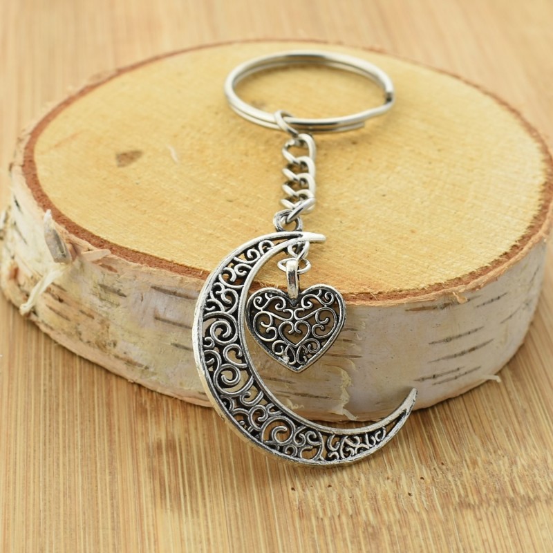 Porte-clés lune et coeur ciselé argenté