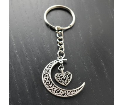 Porte-clés lune et coeur ciselé argenté
