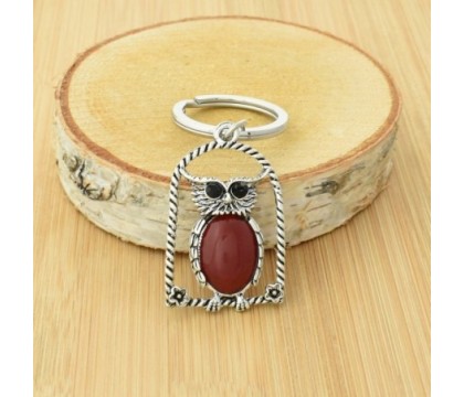 Porte-clés hibou rouge sur son perchoir avec fleurs yeux strass argenté