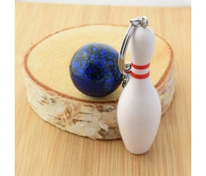 Porte-clés quille blanche et rouge, boule de bowling aux reflets bleutés argenté Porte-clés quille blanche et rouge, boule de bowling aux reflets bleutés argenté