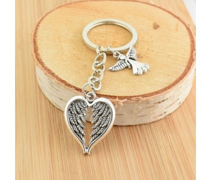 Porte-clés ange et ailes en forme de coeur argenté Porte-clés ange et ailes en forme de coeur argenté