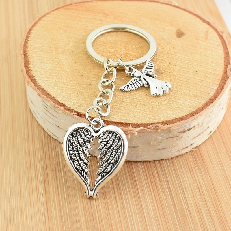 Porte-clés ange et ailes en forme de coeur argenté Porte-clés ange et ailes en forme de coeur argenté