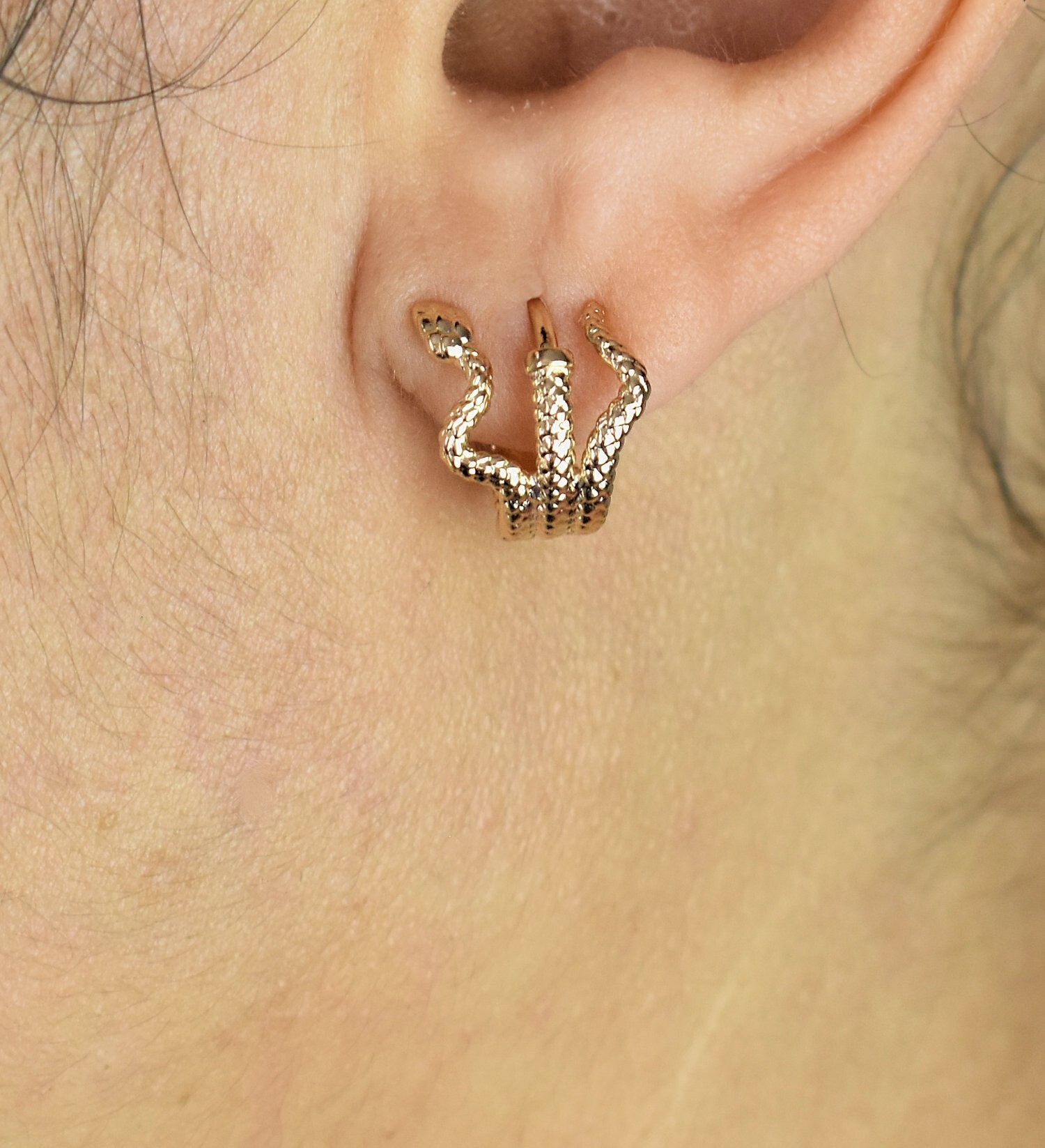 Créoles serpent plaqué or portées - Rendu sculptural sur oreille