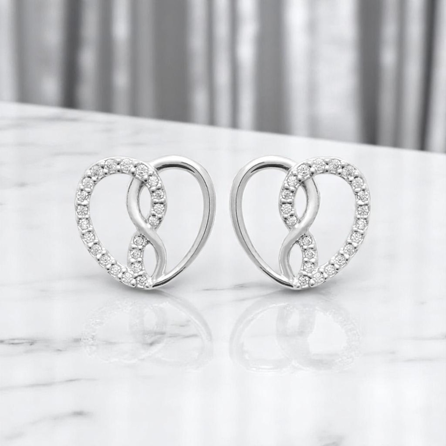 Puces d'oreilles cœur infini argent 925 rhodié - Mise en scène lifestyle 2