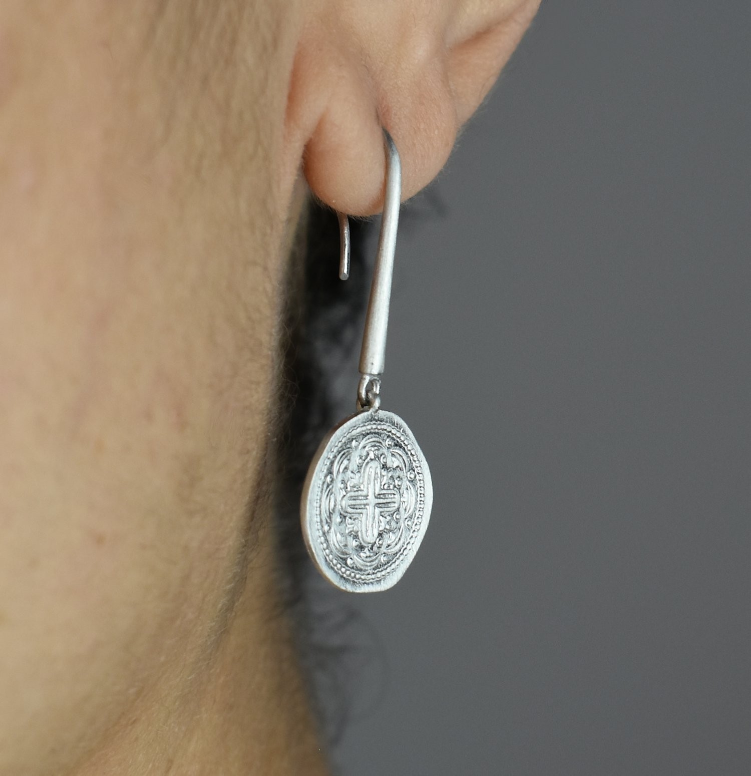 Boucles d'oreilles croix médaille antique argent 925 portées raffinée intemporelle 2