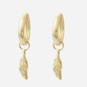 Boucles d'oreilles mini créoles plume pendante plaqué or 750 légèreté liberté spirituelle