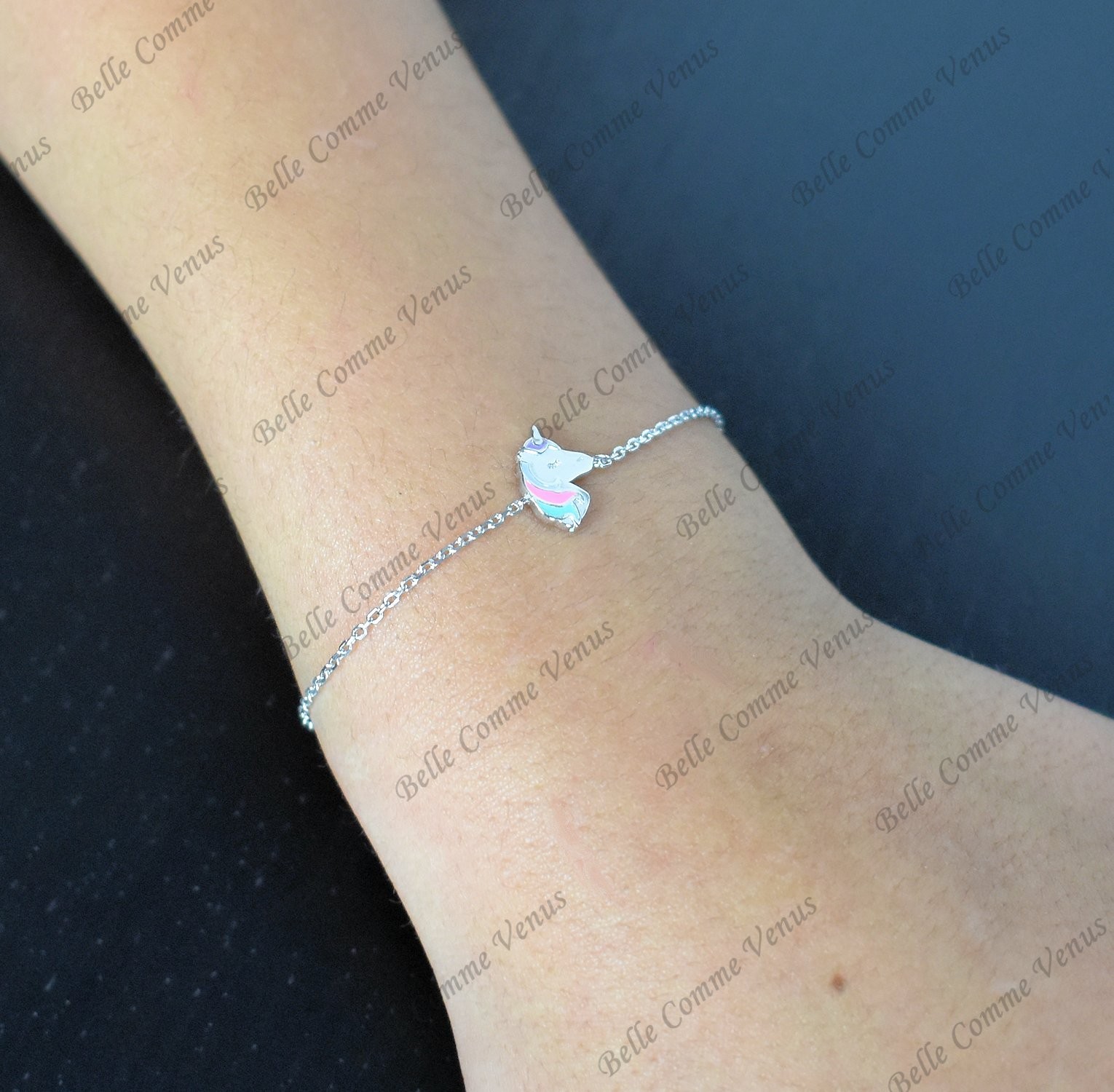 Enfant portant bracelet licorne argent 925 émail