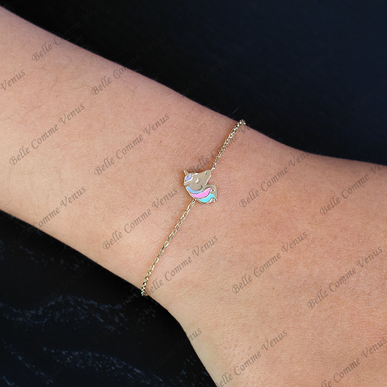 Bracelet tête licorne émail enfant plaqué or 3 microns porté poignet 2