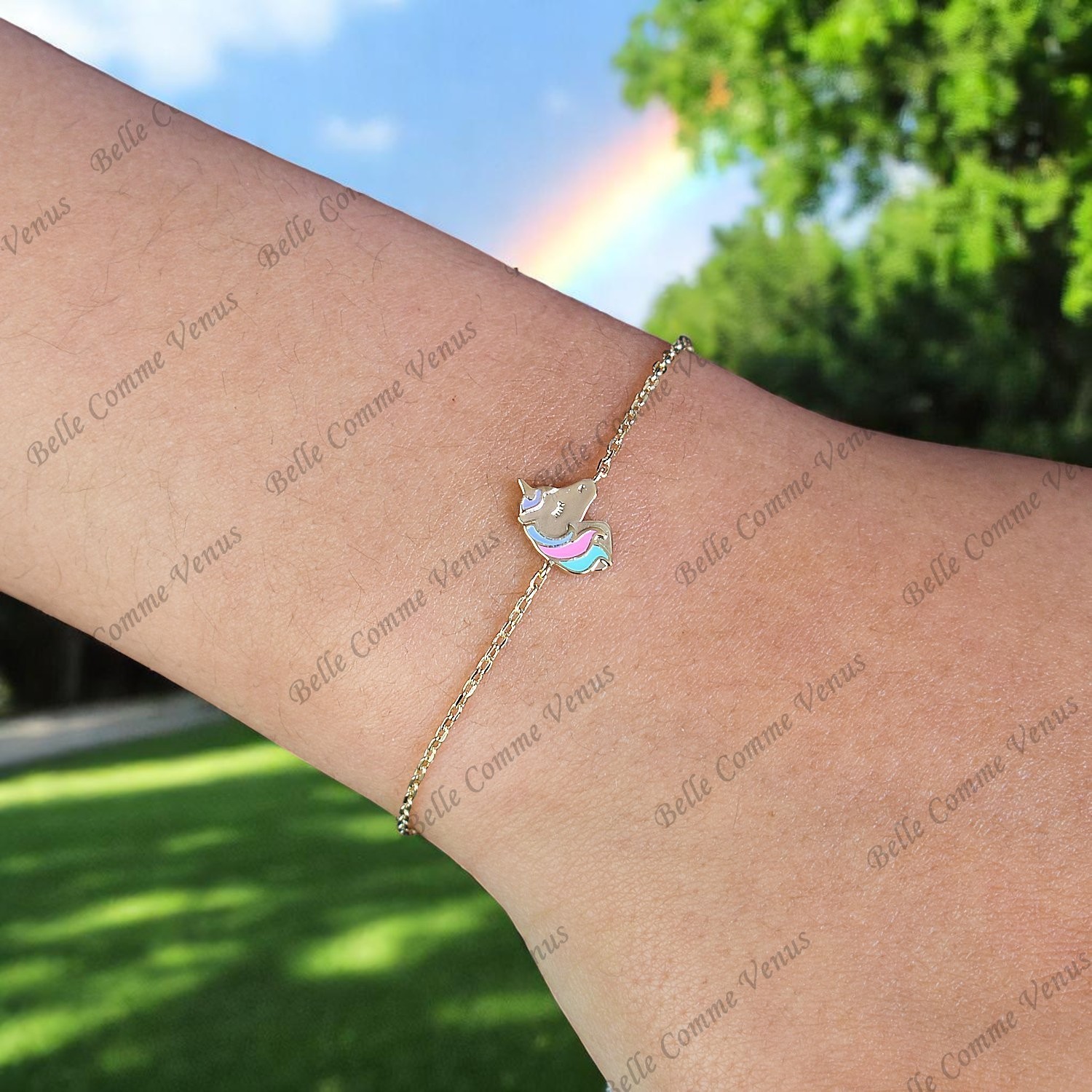 Bracelet tête licorne émail enfant plaqué or 3 microns porté poignet