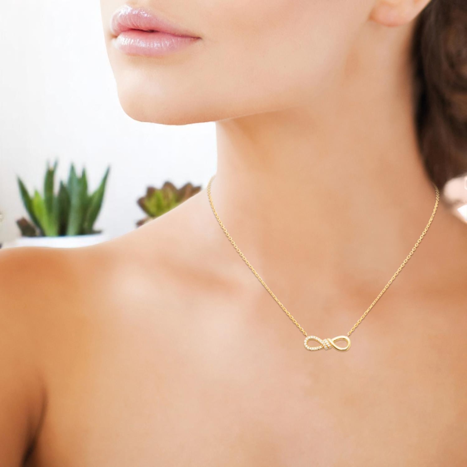 Collier infini plaqué or 750 oxyde zirconium - Mise en scène lifestyle 2