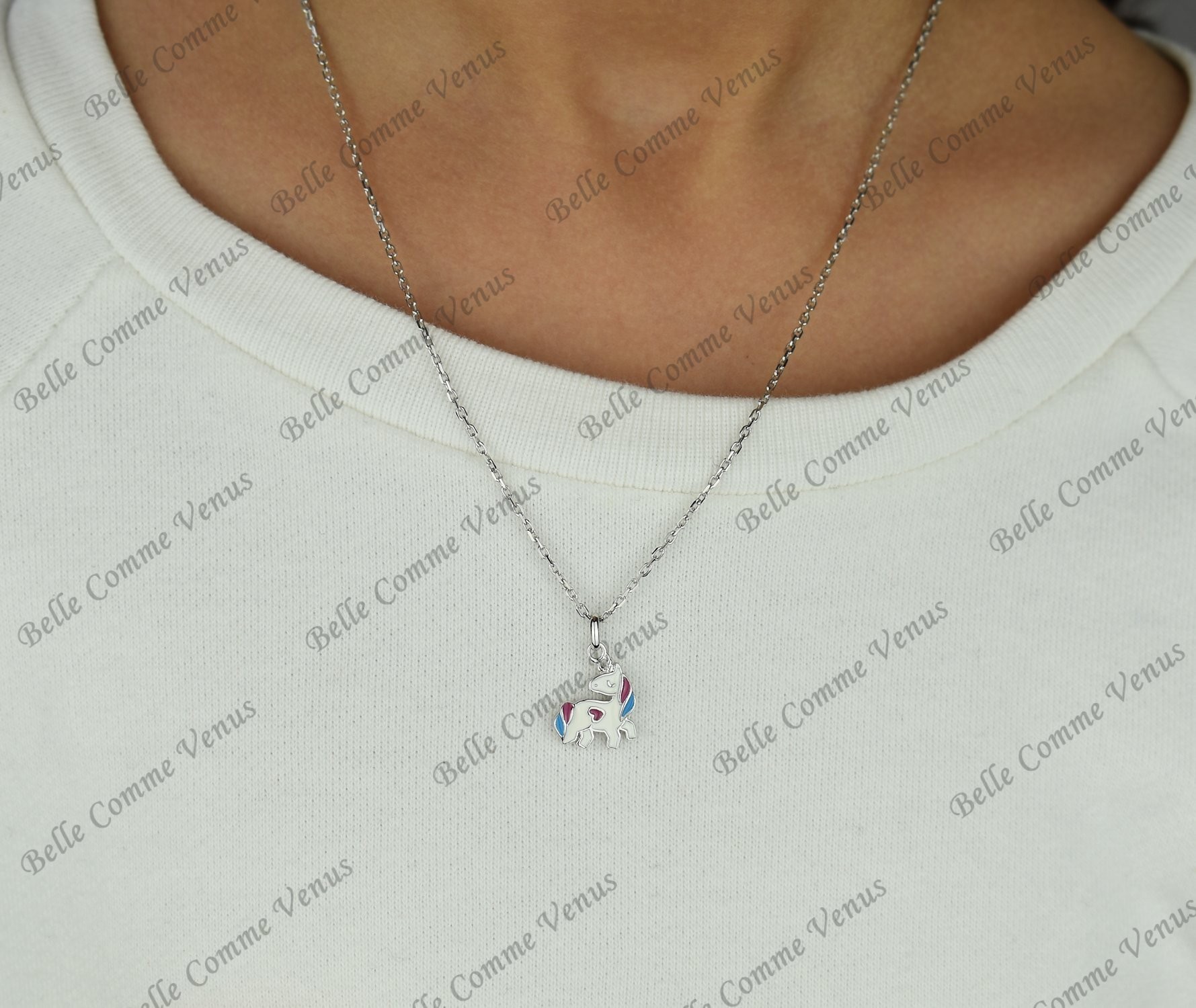 Enfant portant collier licorne cœur émail argent 925