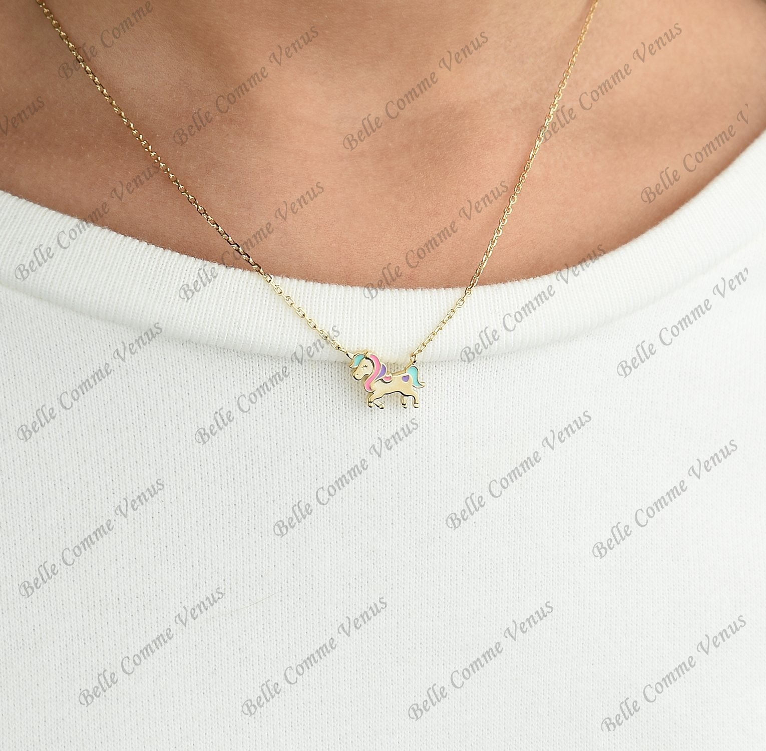 Enfant portant collier licorne plaqué or 3 microns