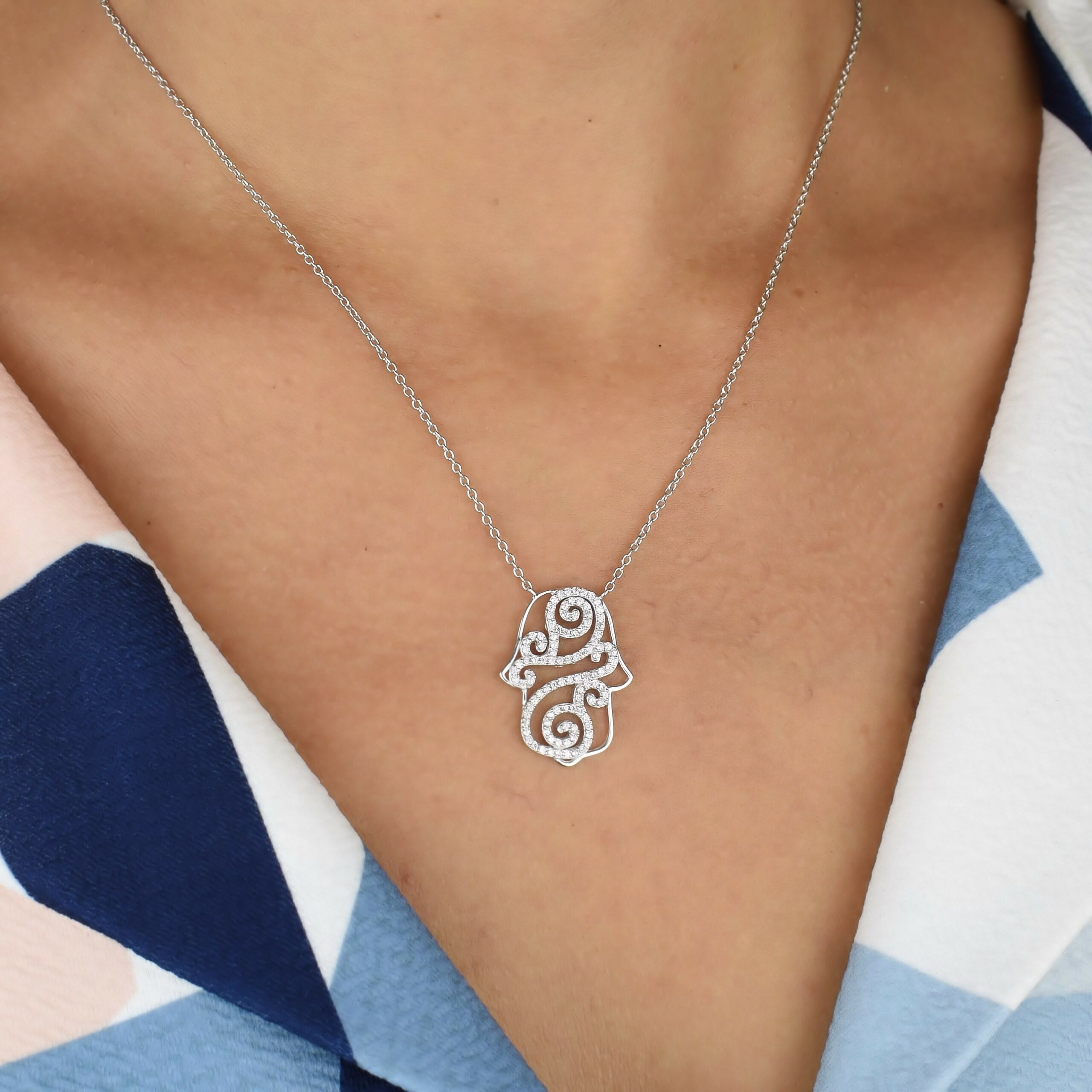 Collier main de Fatma argent 925 porté symbole protection Khamsa