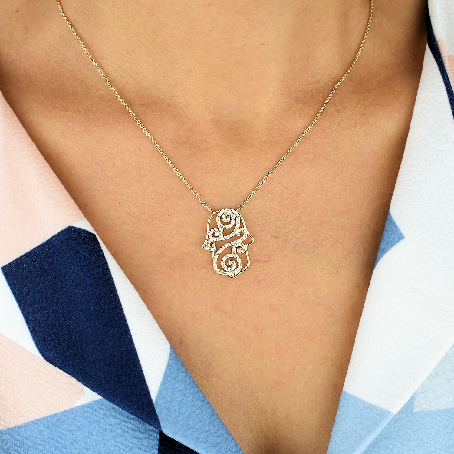 Collier main de Fatma plaqué or 750 porté amulette protection chance