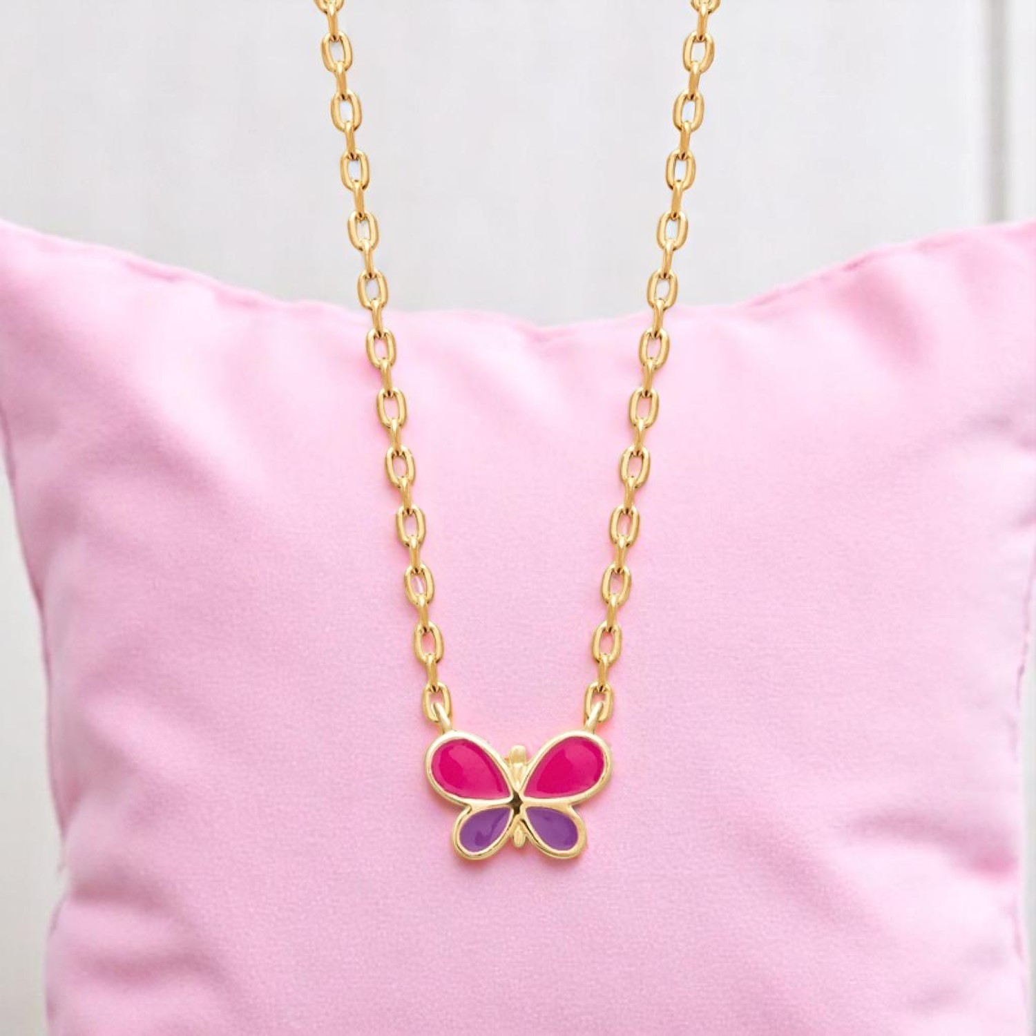 Collier papillon enfant émail coloré rose violet plaqué or 750 lifestyle nature