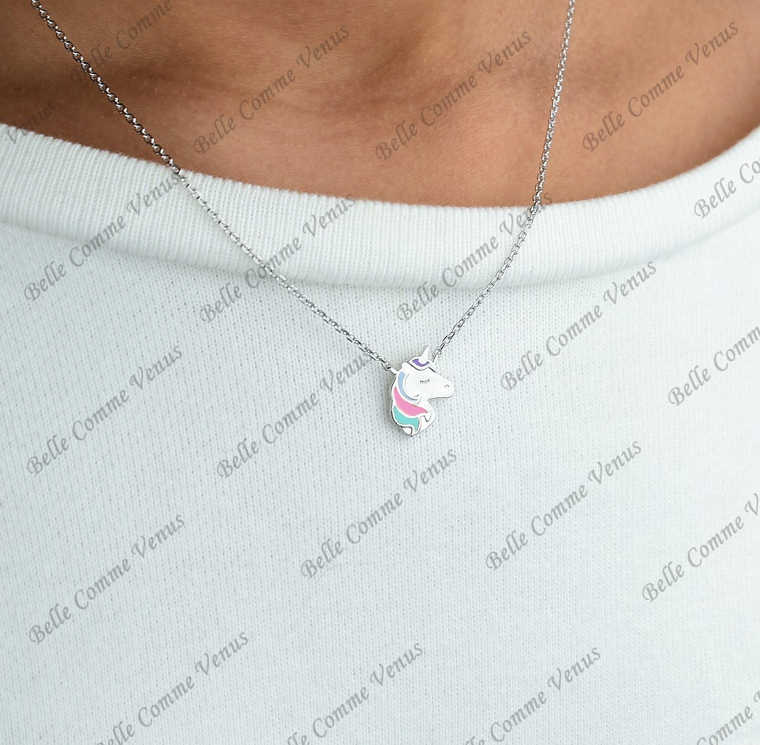 Enfant portant collier licorne argent 925 émail