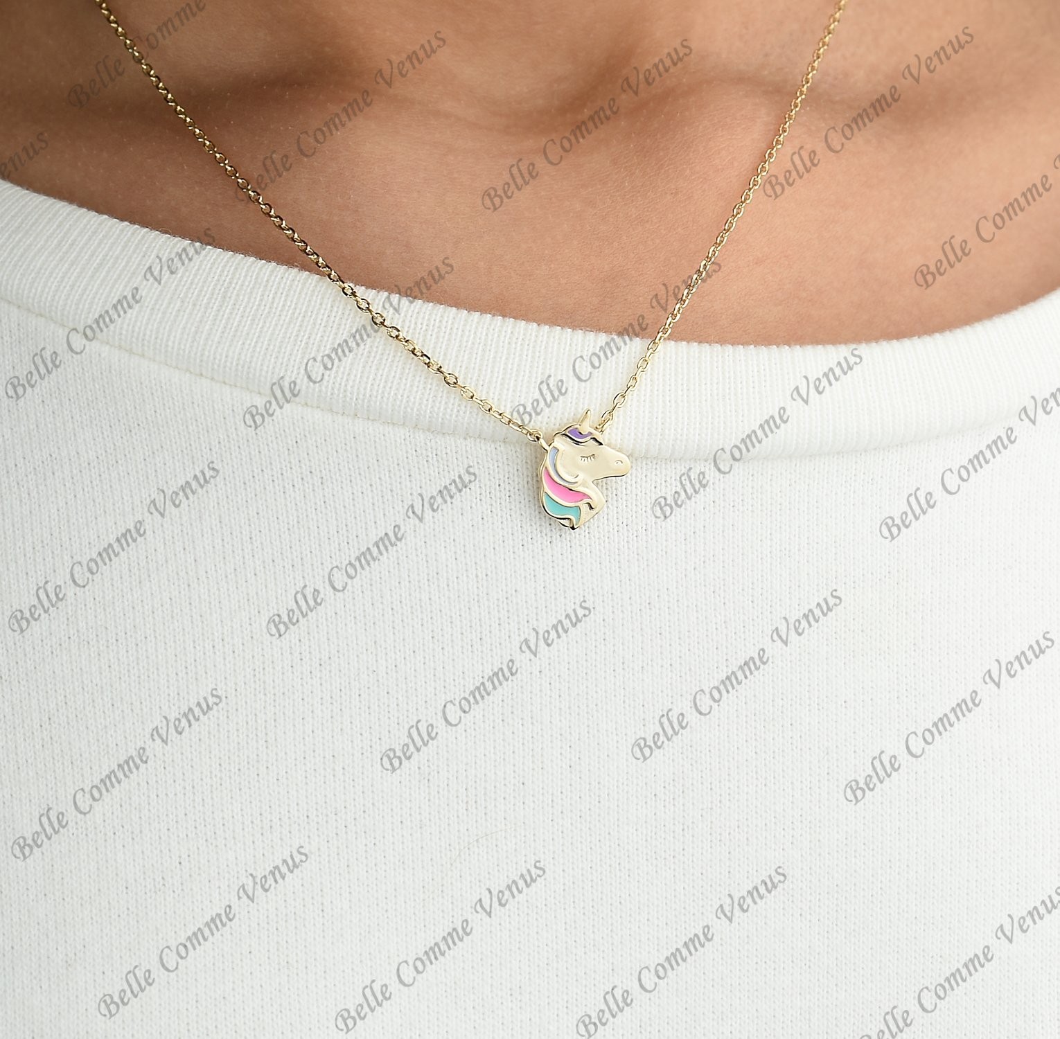 Enfant portant collier licorne plaqué or 3 microns