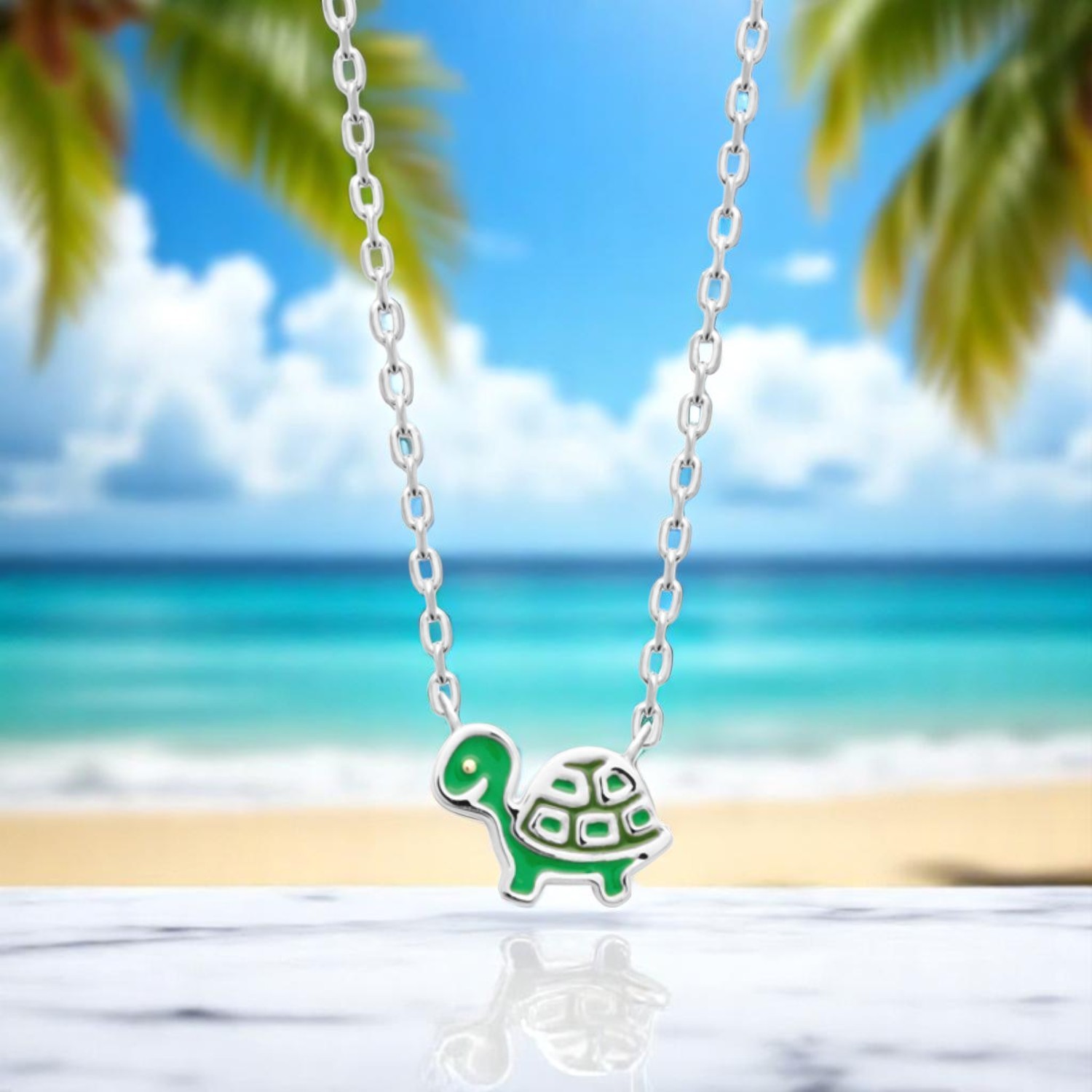 Collier tortue argent 925 rhodié émail coloré vert enfant - Mise en scène lifestyle 2