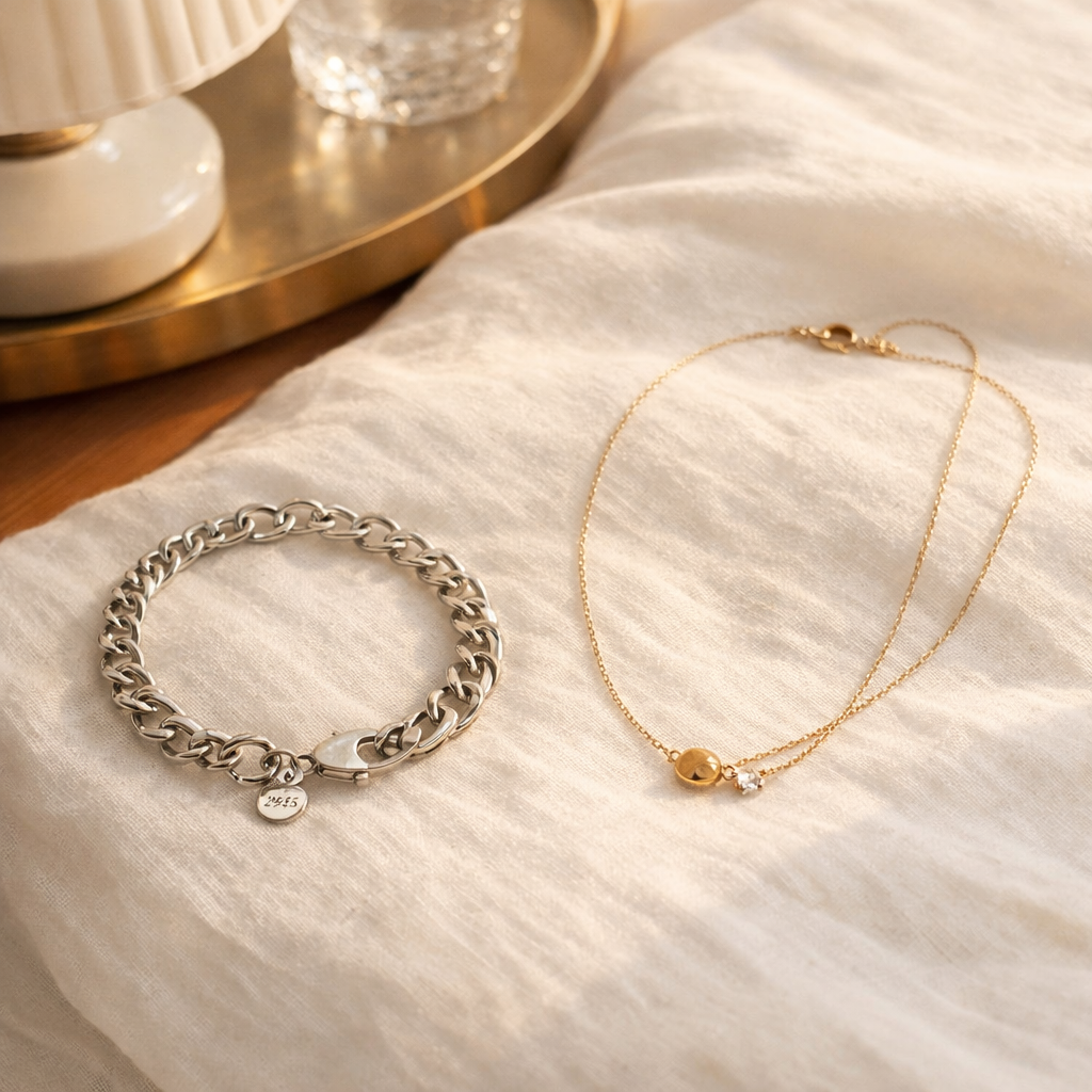 Bijoux en argent 925 posés sur une table de nuit élégante avant le coucher