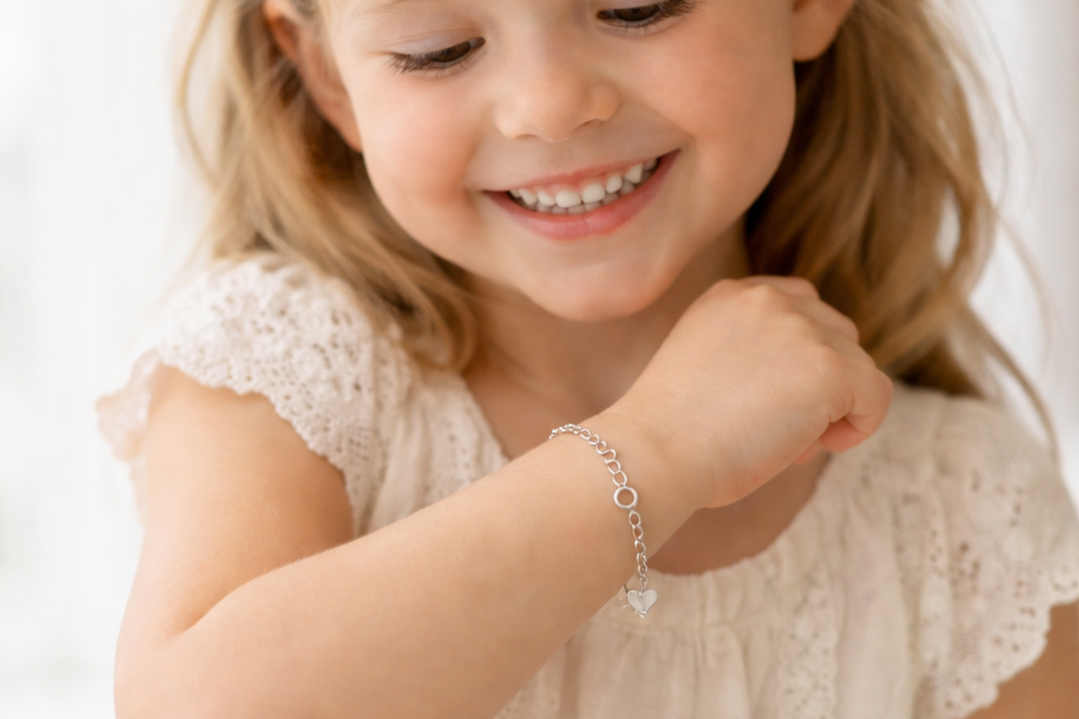 Petite fille fière de son bracelet en argent 925 - Premier bijou