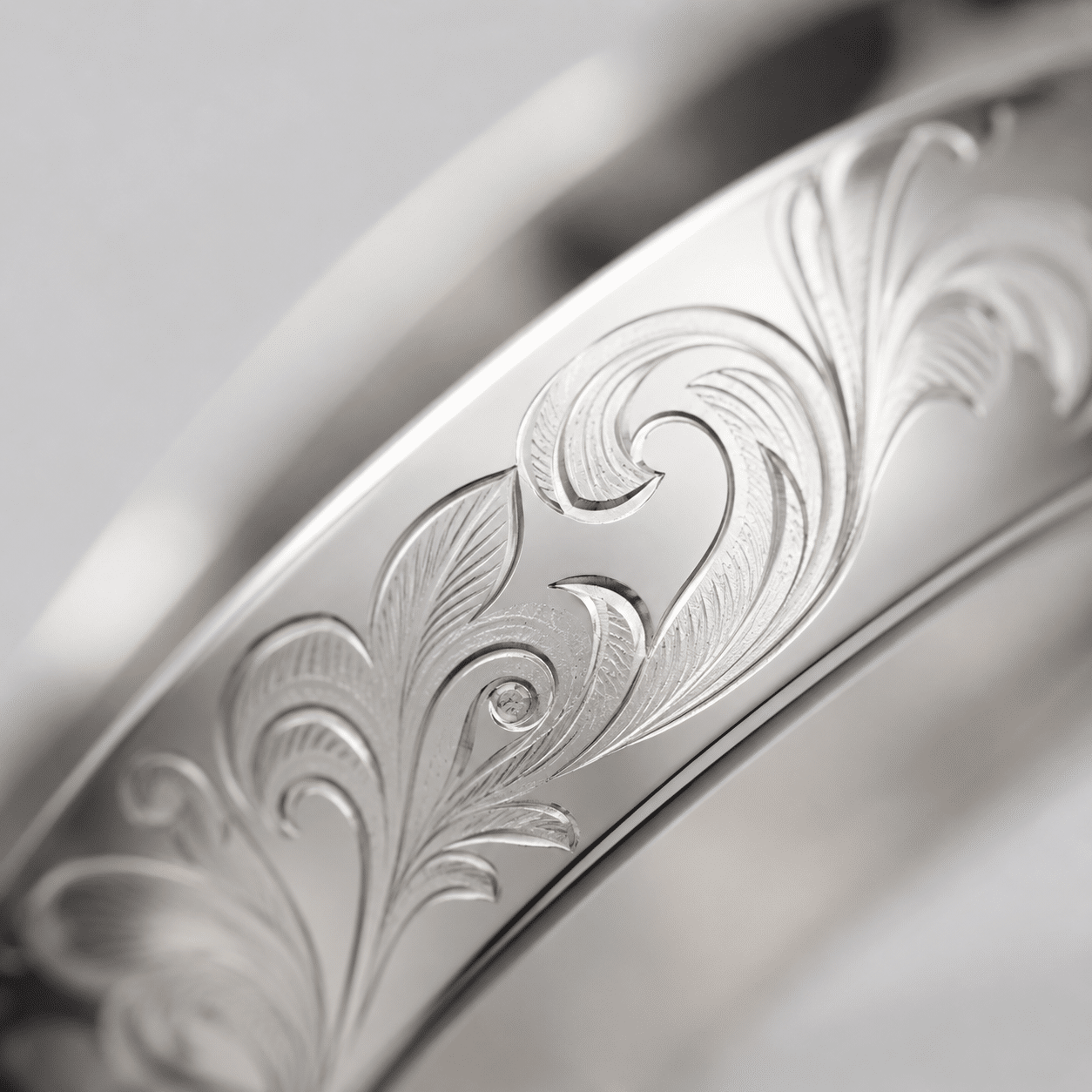 Détail d'une gravure sur bijou en argent 925