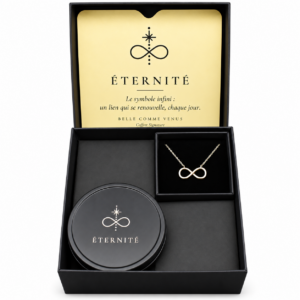 Coffret Signature Éternité ouvert : collier infini plaqué or et bougie Éternité, Belle Comme Venus