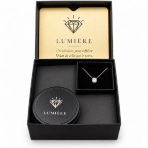 Coffret Signature Lumière ouvert : collier solitaire plaqué or et bougie Lumière, Belle Comme Venus
